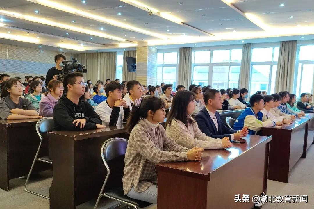 “生命摆渡人”汪勇竟向学生们展示自己的“朋友圈”？这堂大思政课太活了