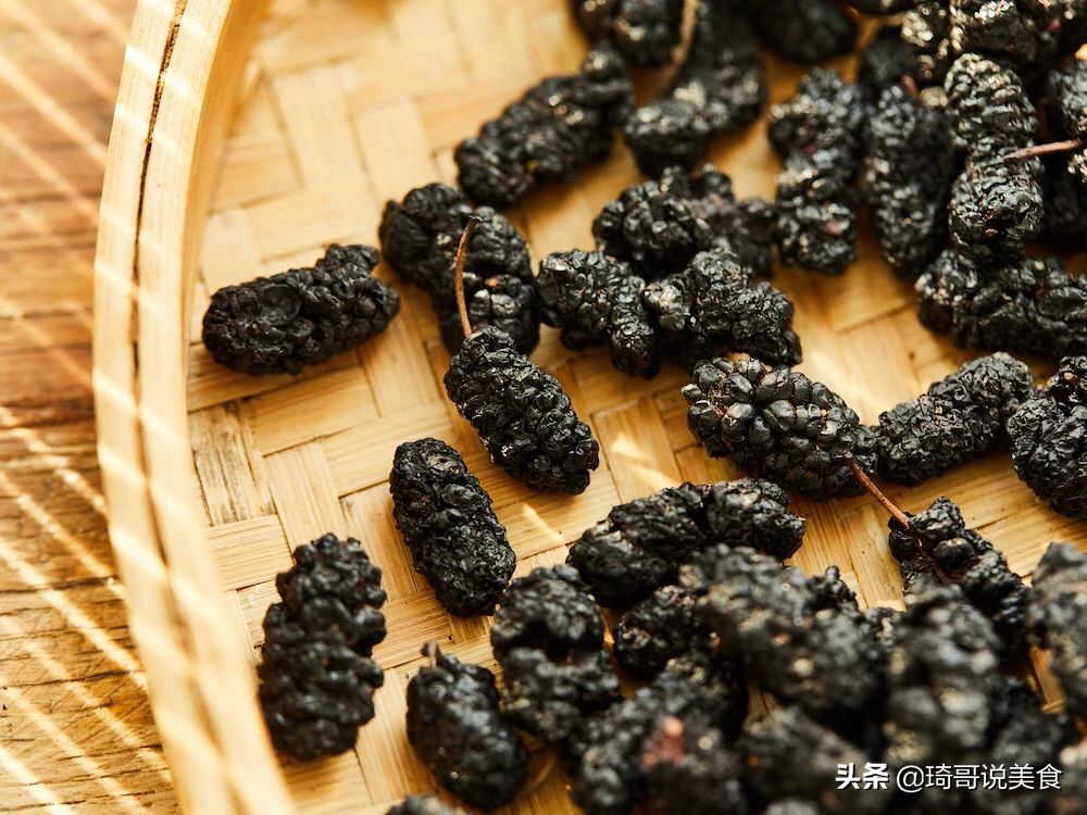 买桑葚干,要避免染色和熏蒸,记住这3点,挑选最滋养的桑葚干
