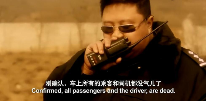 女司机被欺辱，全车乘客视而不见，《车四十四》揭露了人性的冷漠