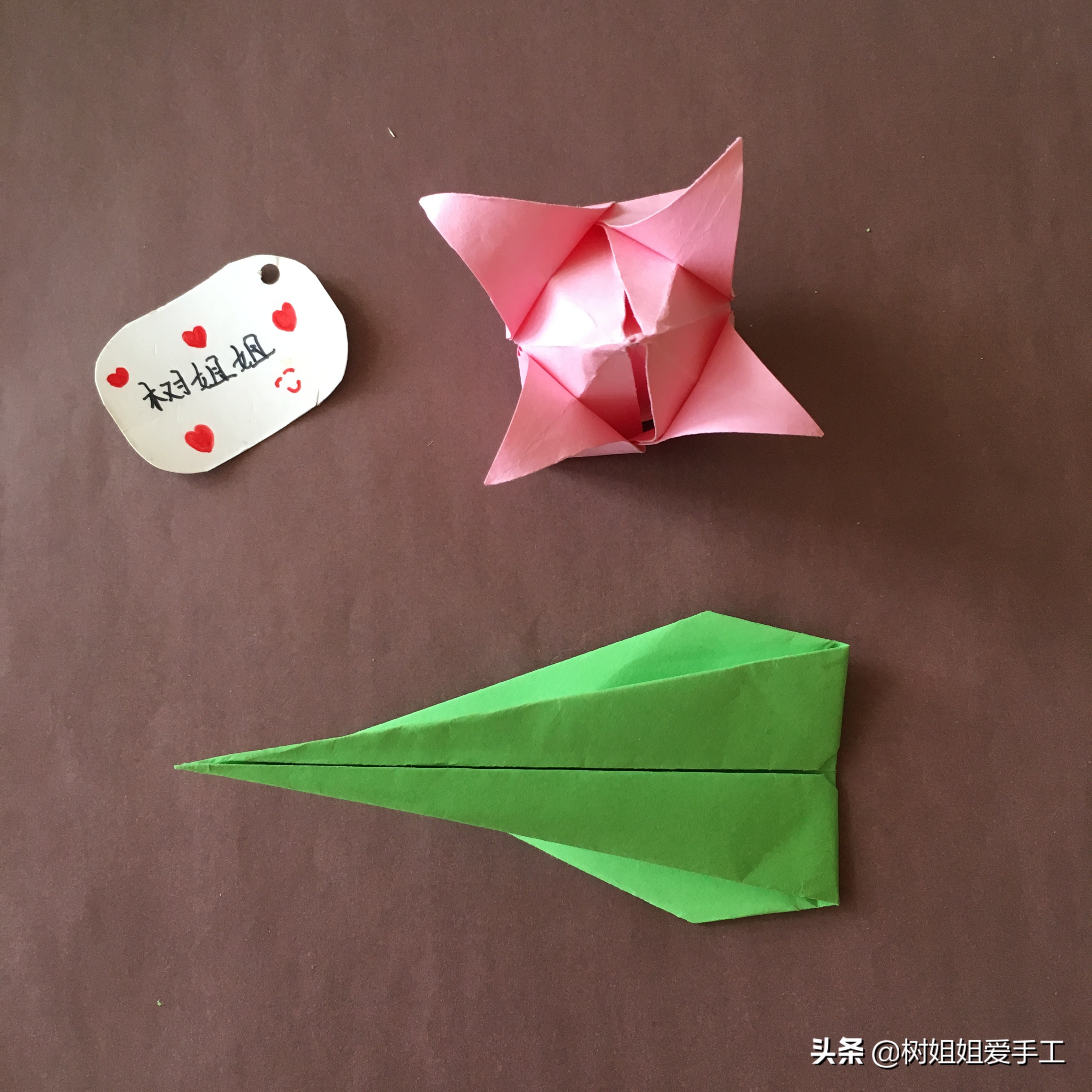 所需要材料:15x15cm正方形彩纸2张.