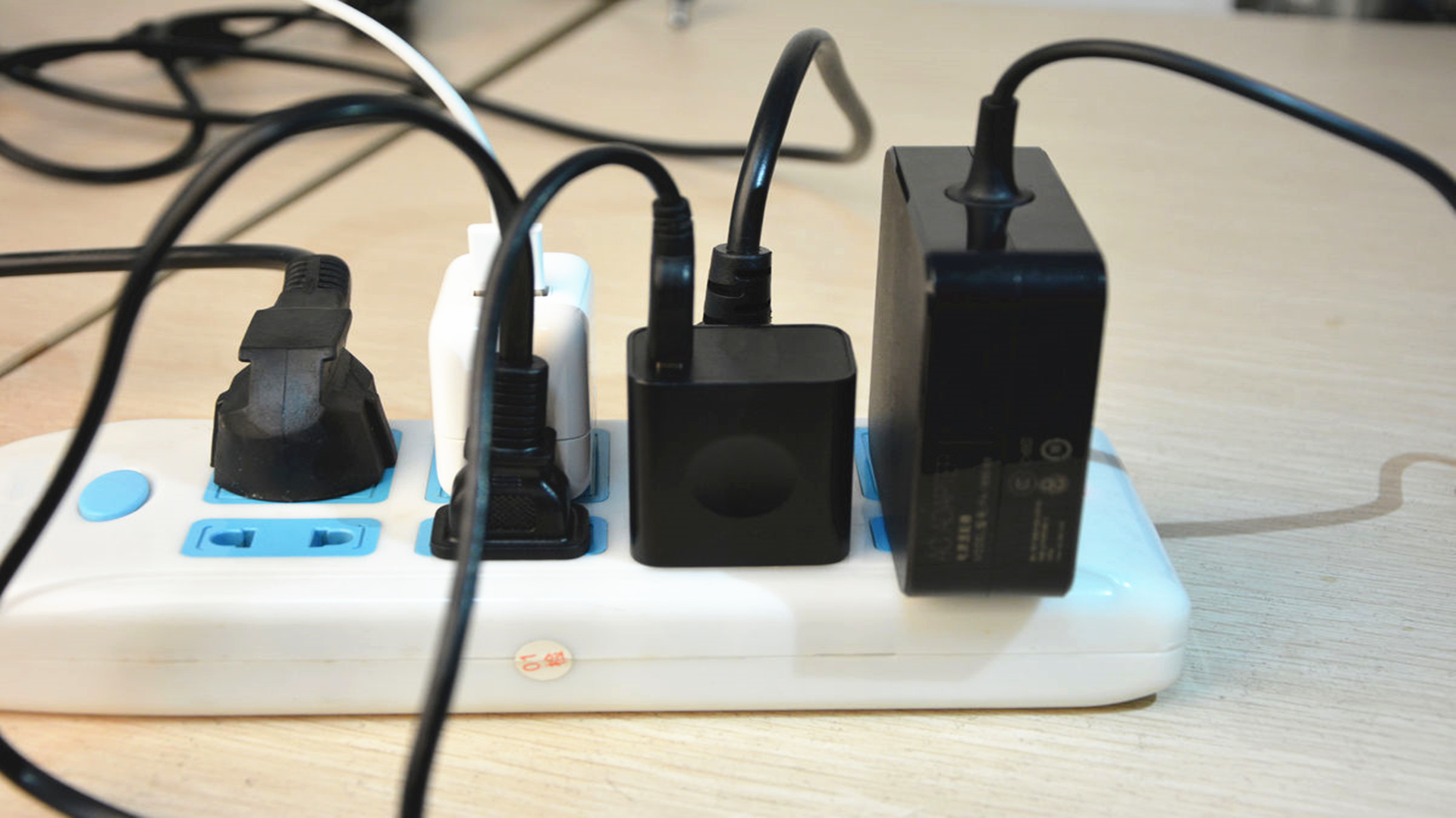 实用的“万能插座”，为何被国家禁止使用？看看它的危害就明白了