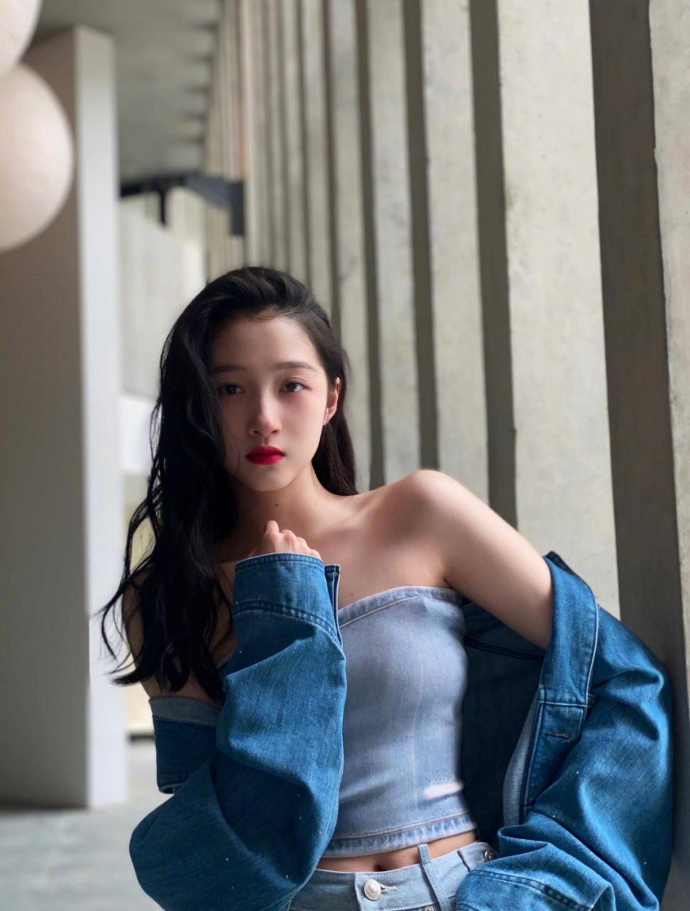 关晓彤微博发文：幸好，曾经的我爱过年少的你