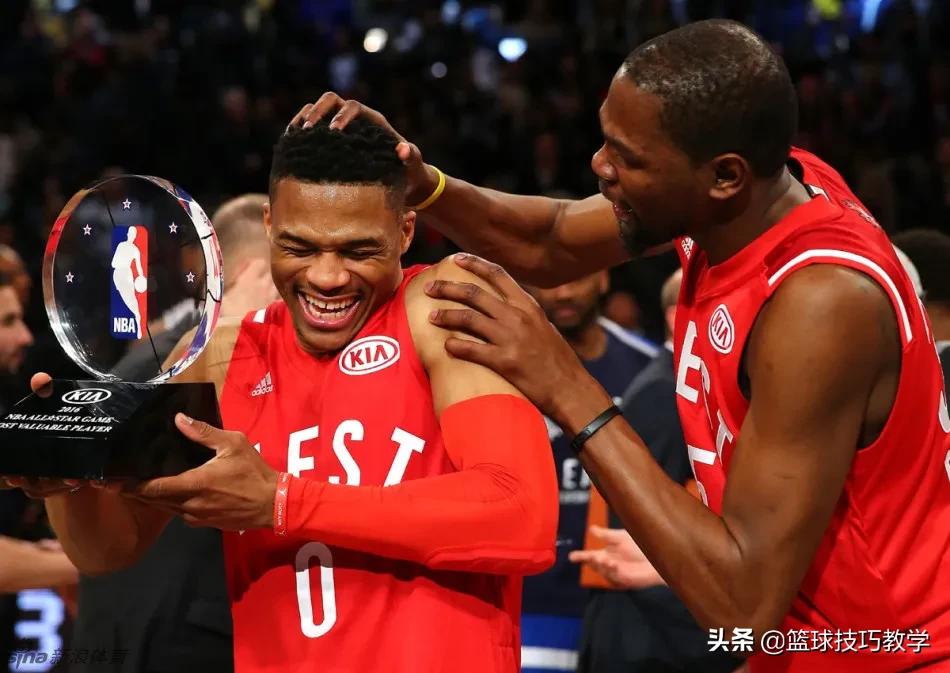 NBA的顶薪到底是多少(签下来了！2.3亿超级顶薪啊！字母哥年薪5000万 )