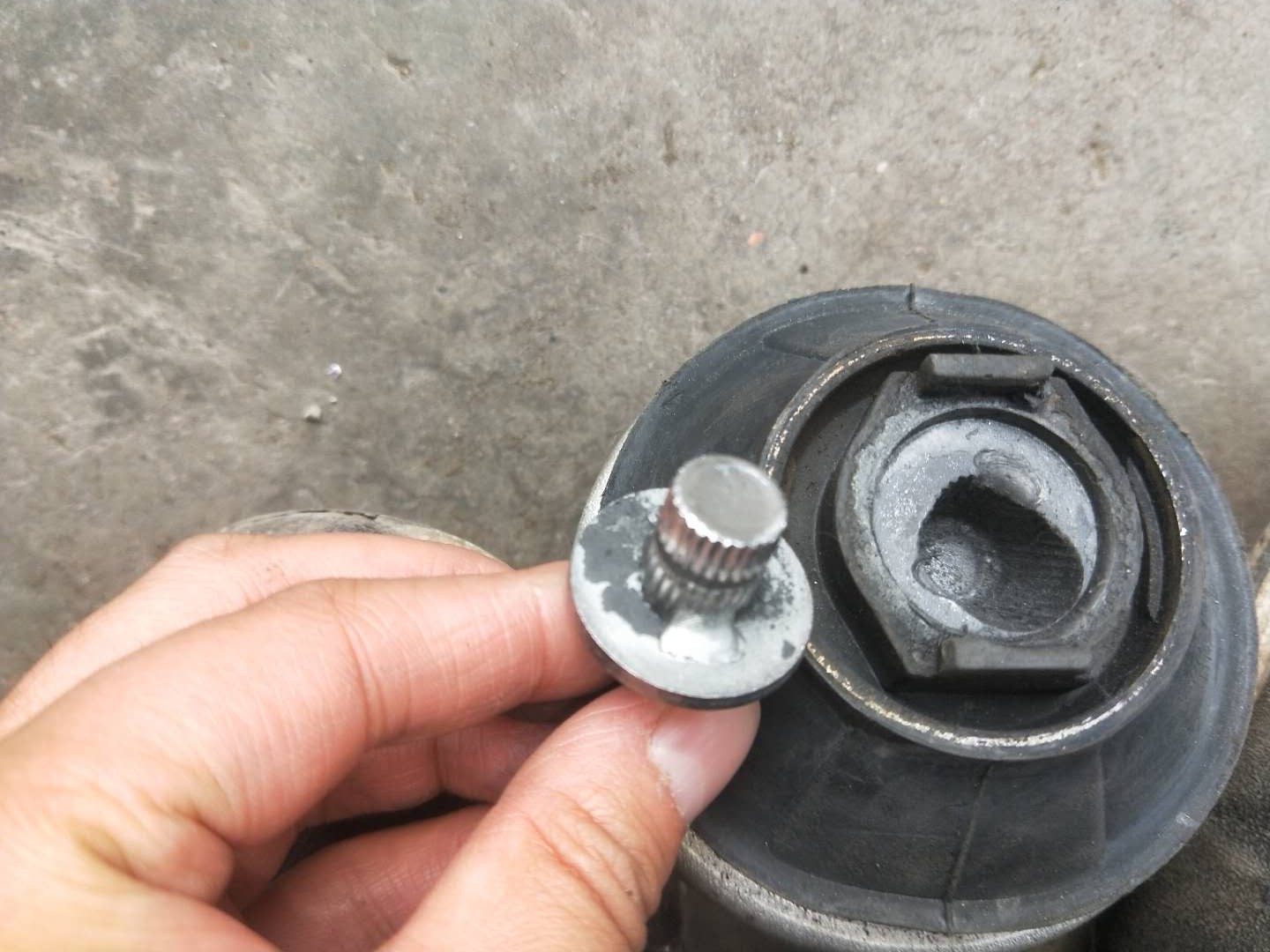 奥迪2.8V6发动机故障一大堆，最吓人的是差点把发动机甩出去
