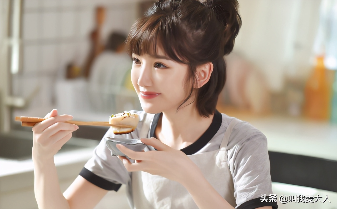 他是毛晓彤生父，当初把女儿扔垃圾桶，成名后被索要5000万