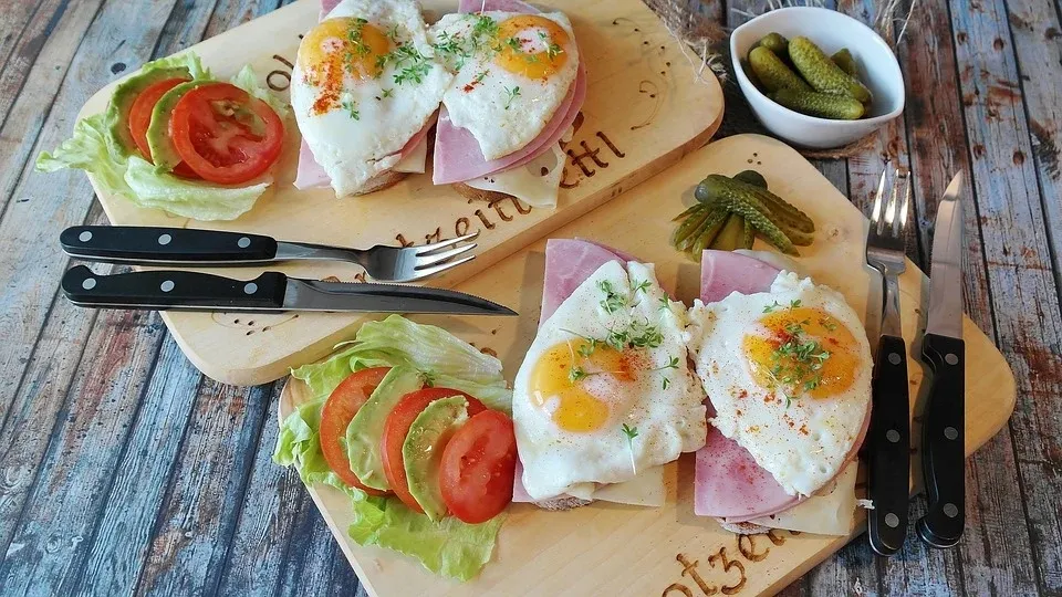 十大饱腹感食物之首(减肥怎么吃不挨饿？吃这3类高饱腹感食物)