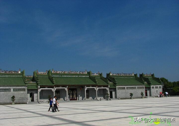 揭阳世铿院,主要景点有石雕九龙吐珠,八骏腾空,是比较新的建筑群,建筑