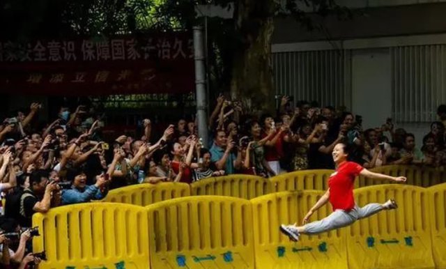 “一字马”女孩高考成绩公布，有人冷嘲热讽：分数这么低还这么作