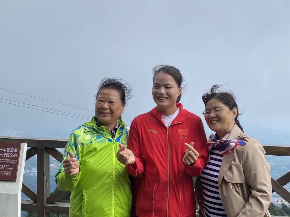 奥运冠军徐诗晓携家人游览上饶灵山