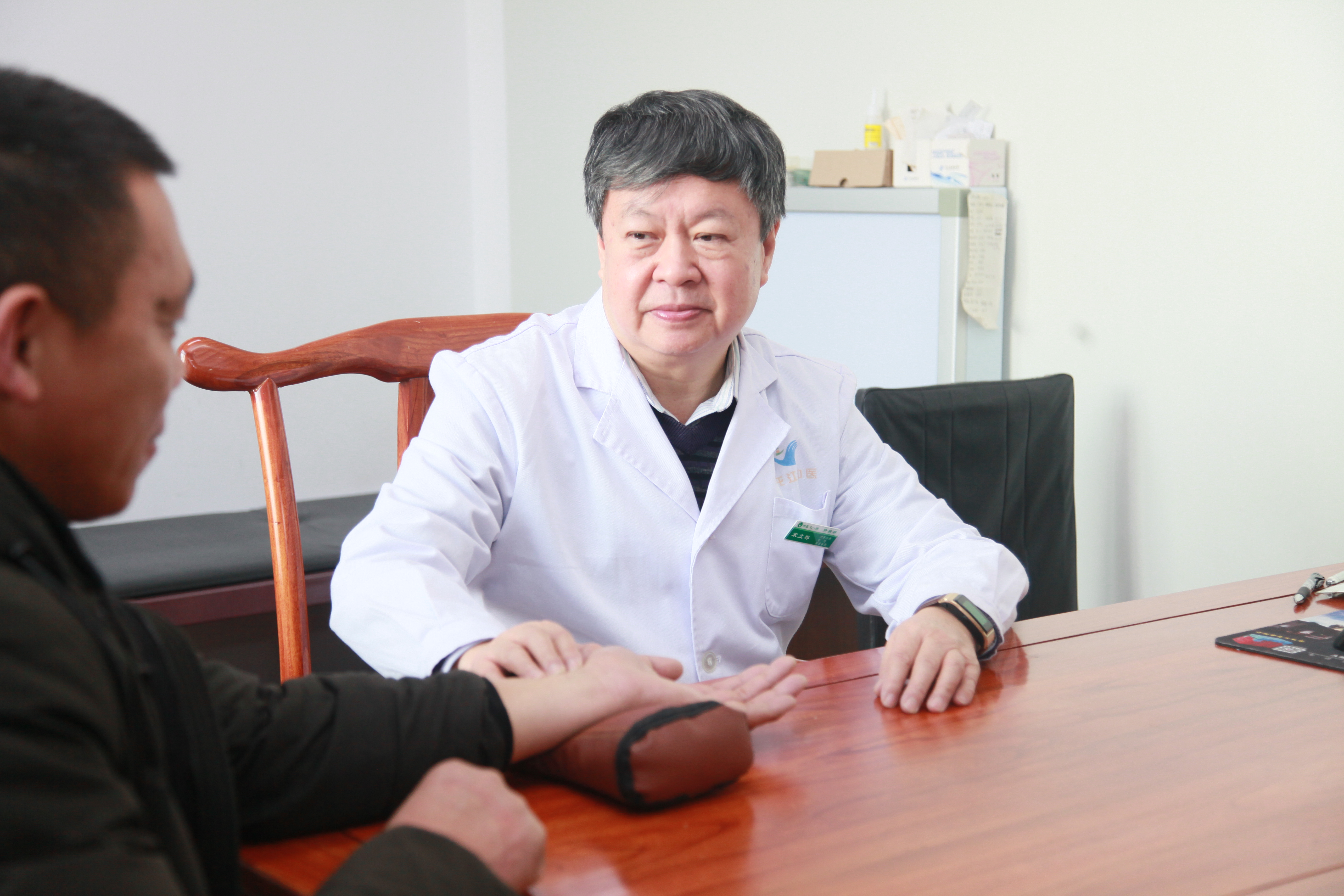 睡醒后上眼皮肿胀是怎么回事？眼睑浮肿的常见原因和处理方法