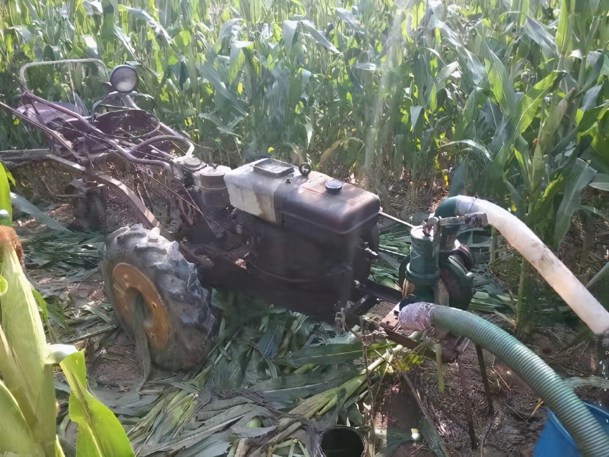 我家的那臺(tái)手扶拖拉機(jī)