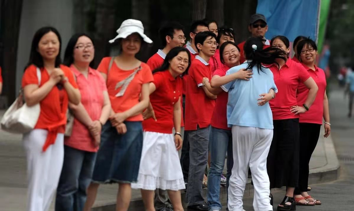 高考“穿衣”大比拼，妈妈一身旗袍不算啥，看到爸爸学生更有劲了