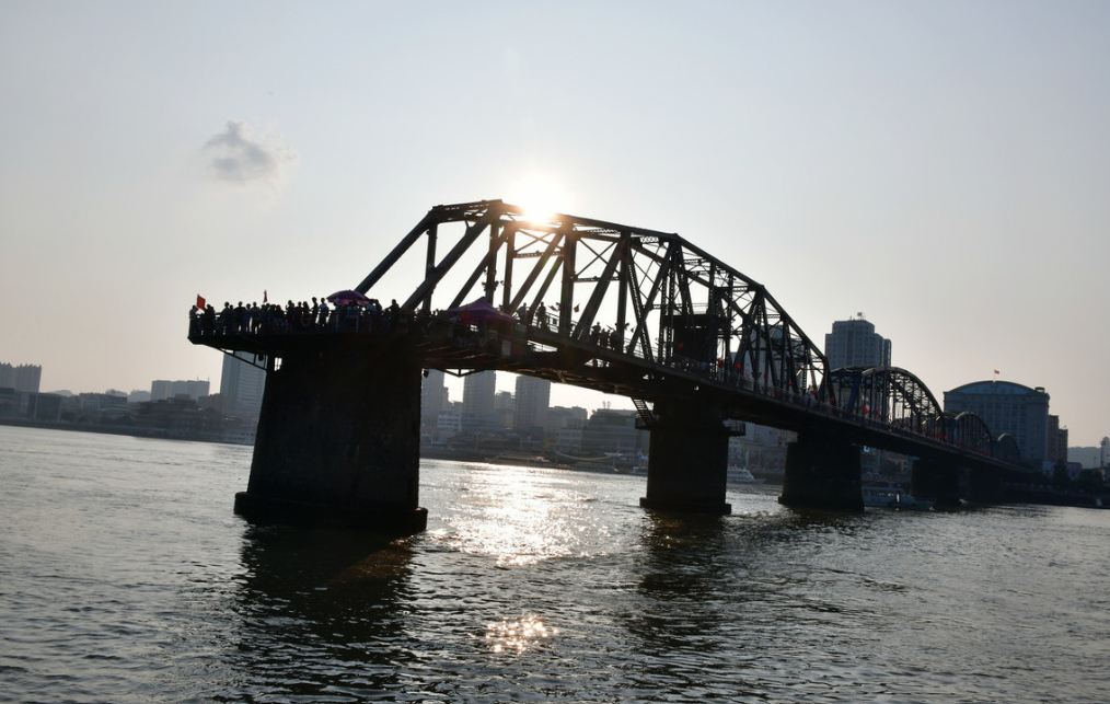 中朝友谊桥和鸭绿江大桥(丹东鸭绿江上并列两座大桥都经历了战火 为何一座成断桥一座完好)