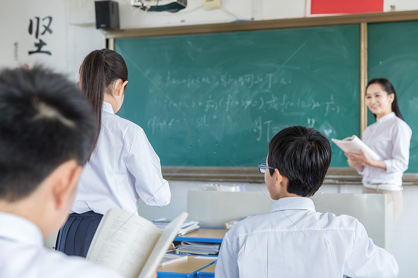 铁饭碗之一的“大学老师”，薪资究竟能有多少？网友：真是没想到