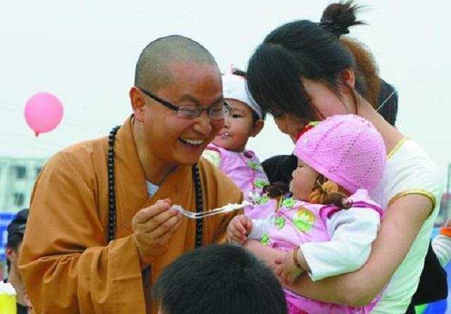 2008年汶川大地震时，一群孕妇进入罗汉寺，生下了108名娃娃