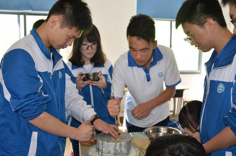 2021各省高考分数线出炉，文科生看后哭了，学霸表示很满意