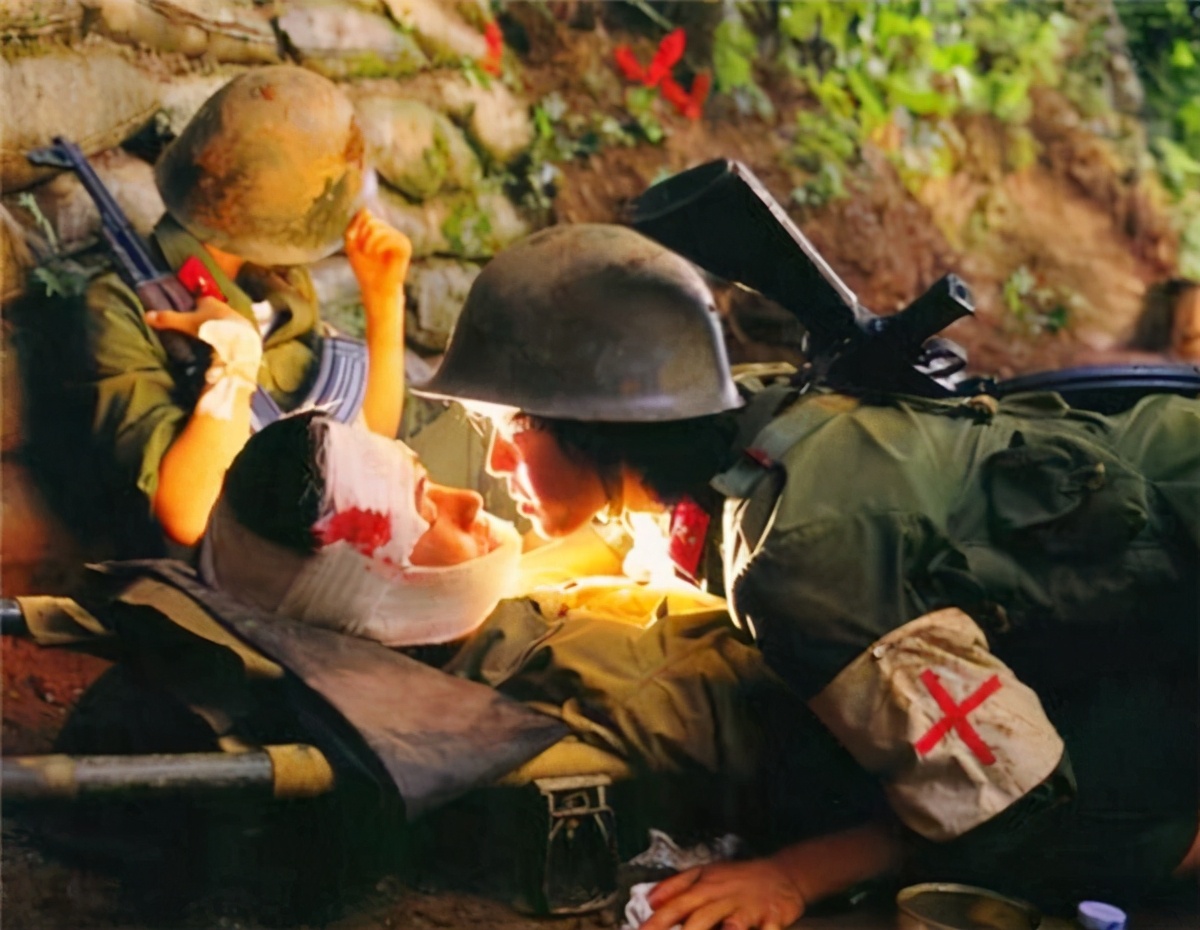 1986年老山战役照片《死吻》:那名医护队女护士张茹,后来怎样了