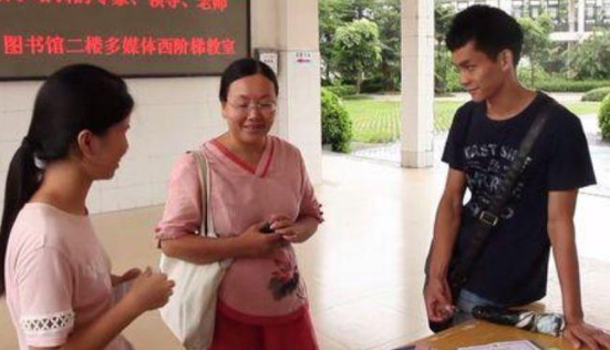 瞒着家人复读7年，高分进入政法大学，唐尚珺赢了高考却败给现实