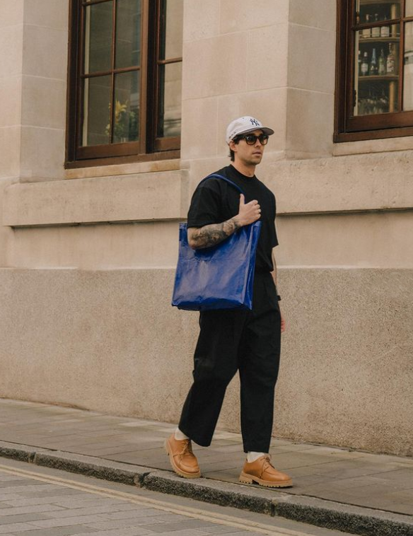 男人穿皮鞋就落伍了？那你没穿对，搭配白袜试试，回头率高又时髦