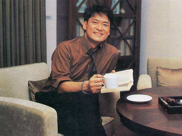 1999年，闹绯闻的周华健，接了美国妻两个电话后，决定淡出娱乐圈