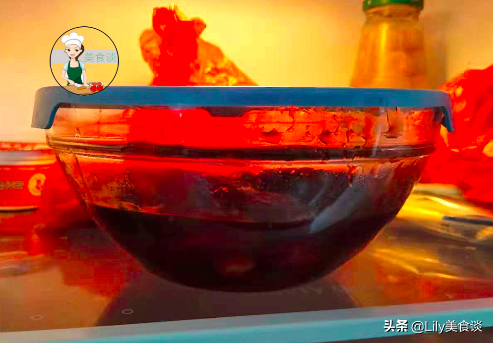 把猪肉放进电饭锅里，不加一滴水，越焖越香，吃一次念念不忘
