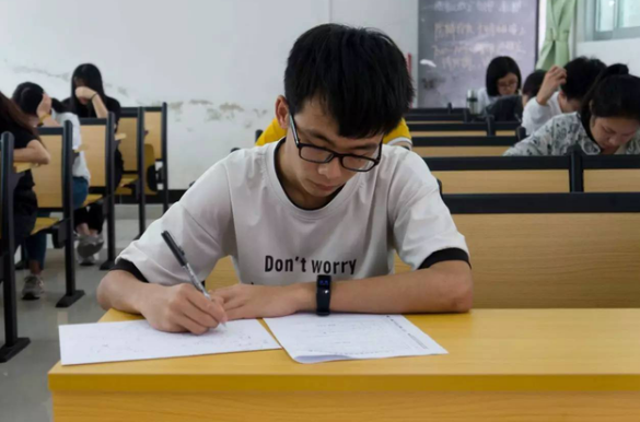 当代大学生面临的难题，期末考试陷入困境，担心挂科问题