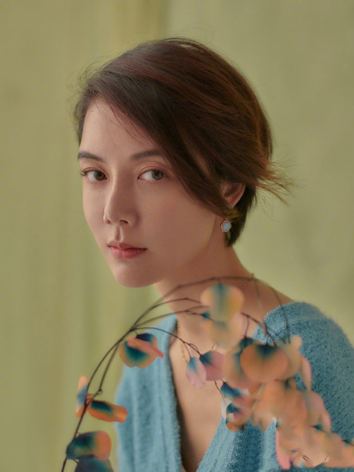 39岁车晓登时尚杂志,黑色吊带裙秀纸片人身材,置身沙发气质真好