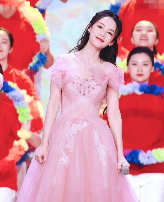 五四晚会:李沁热巴显疲老,被刚生娃的唐艺昕艳压,李佳琦遭剪除