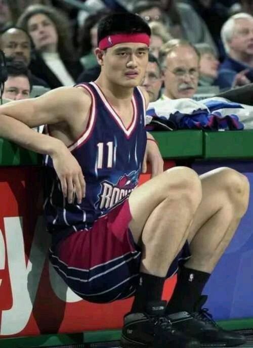 nba为什么这么多人头带(不只为吸汗，NBA球星为啥戴发带？AI彰显个性，詹姆斯为了遮羞？)