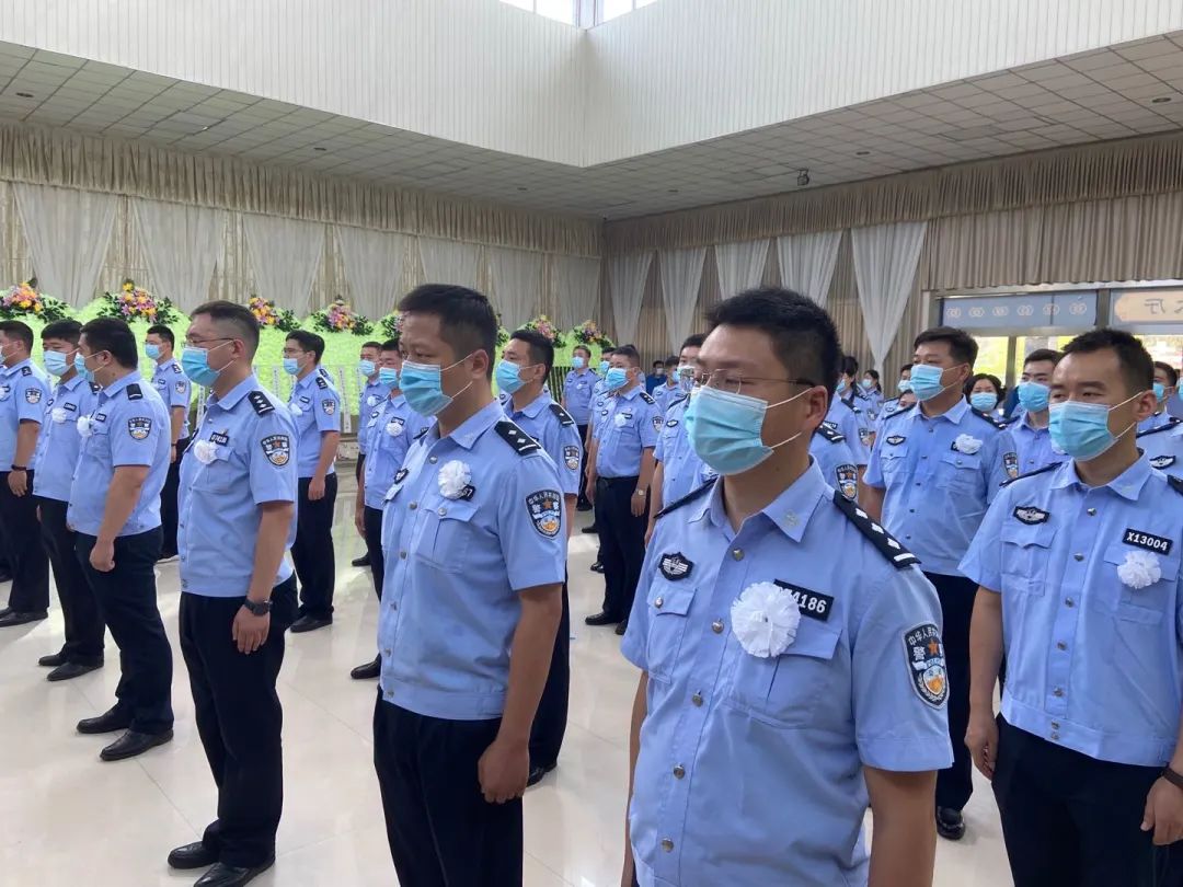 江苏重大暴力袭警案始末：两兄弟当着母亲面持刀杀警