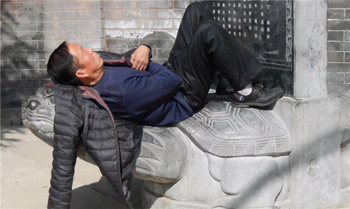 从长期生活中，中国古人总结出一种最佳睡姿，最忌“挺尸”睡