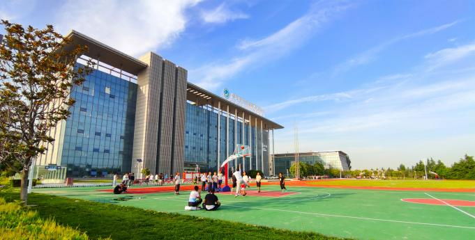 于改荣：升学+就业，是职业高中最大的特点