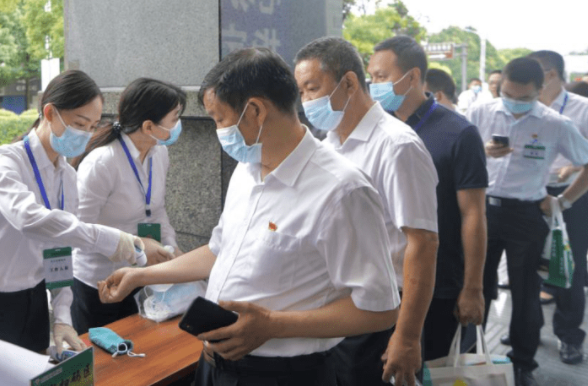 留学6年的海归吐槽各银行笔试：英语专八也只能选C，上柜也太难了