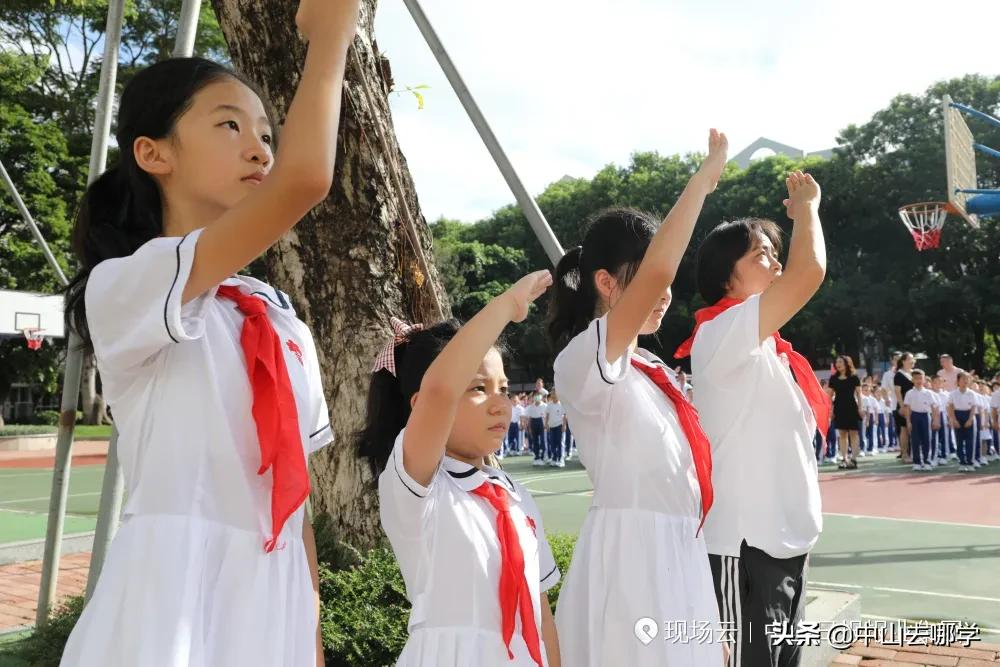 开学啦！现场多图预警：妈趴窗，爹爬墙，脸贴地！场面过于欢乐