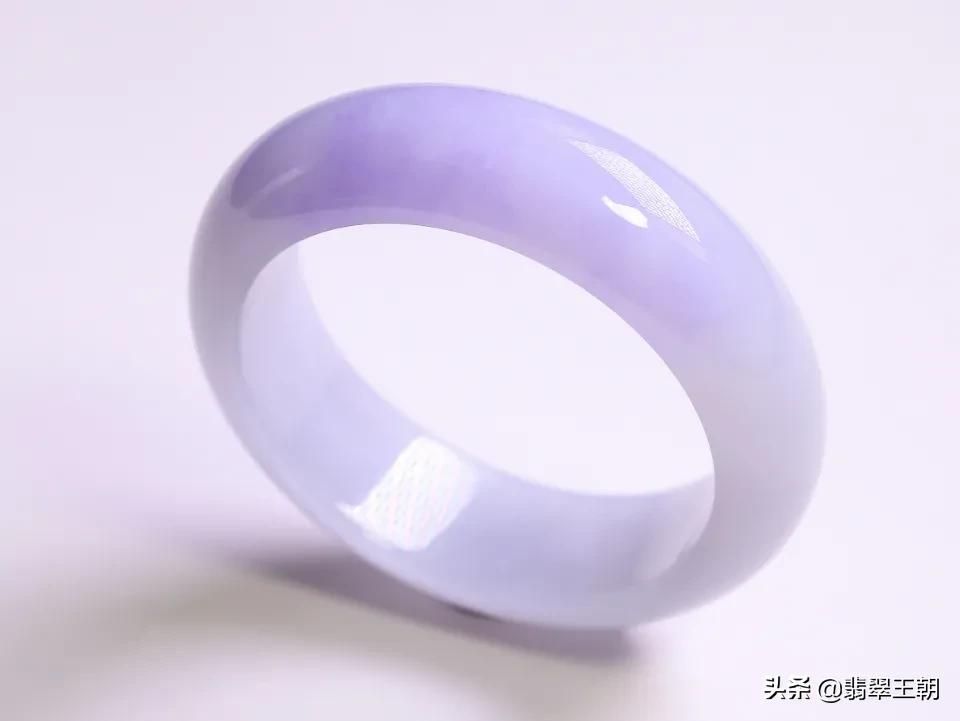 姹紫嫣红，满目春色，最是那玉石间的一抹紫，温暖了这个寒冬伊始