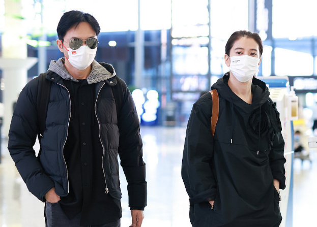 袁咏仪气质感真好，穿黑色上衣朴素却不普通，50岁女人该好好学学