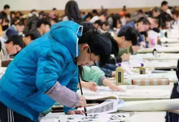 初中生“黑板报”走红，画面逼真，视觉冲击力大，美术老师看呆了