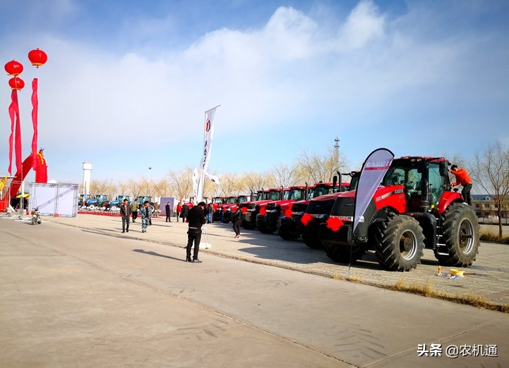 這個養(yǎng)殖項(xiàng)目采購的全是凱斯拖拉機(jī)，唯獨(dú)犁具購買了國產(chǎn)龍豐犁！
