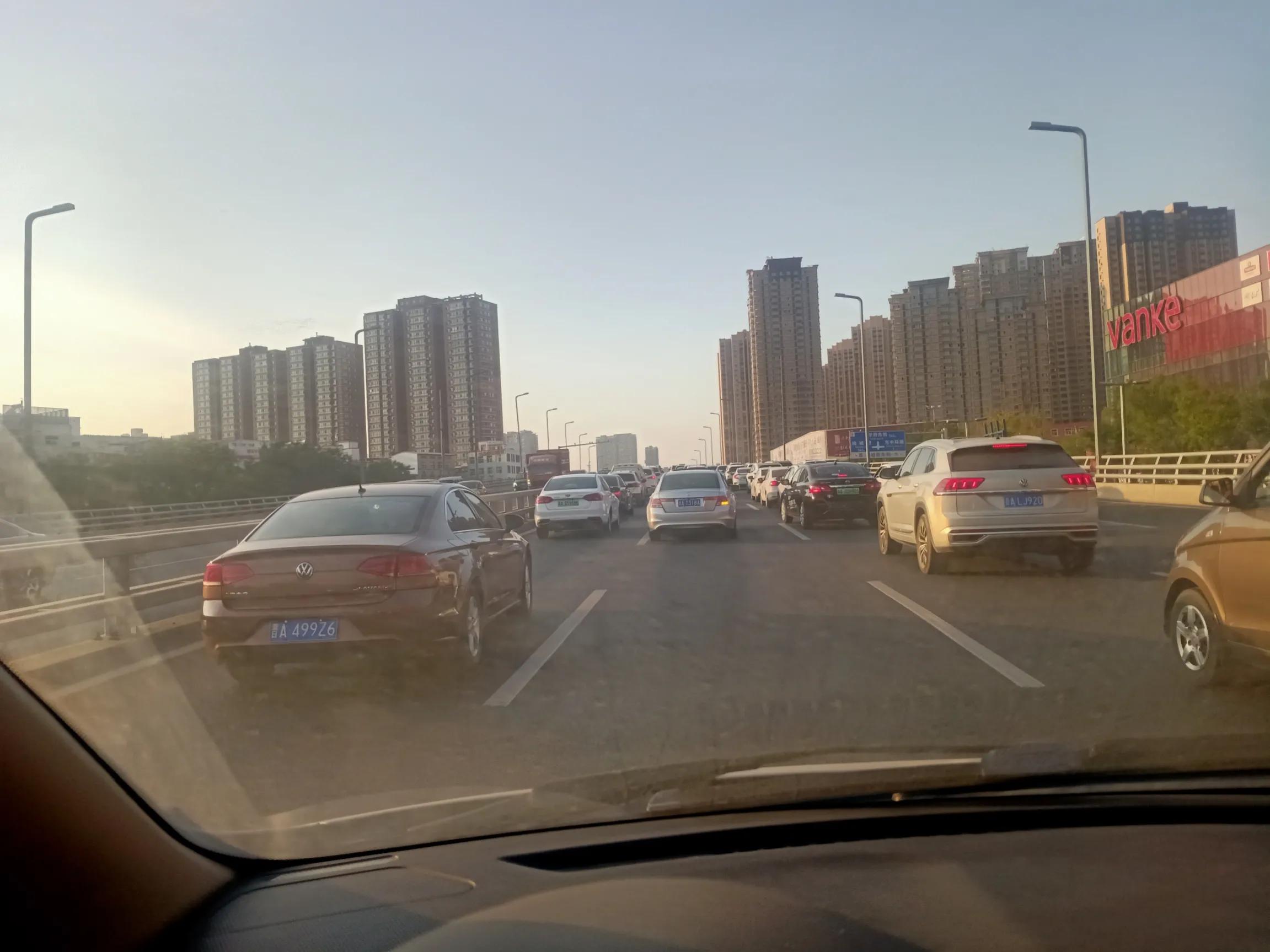 “太榆同城”还有多久，看看周日下午“太榆路”的送娃大军