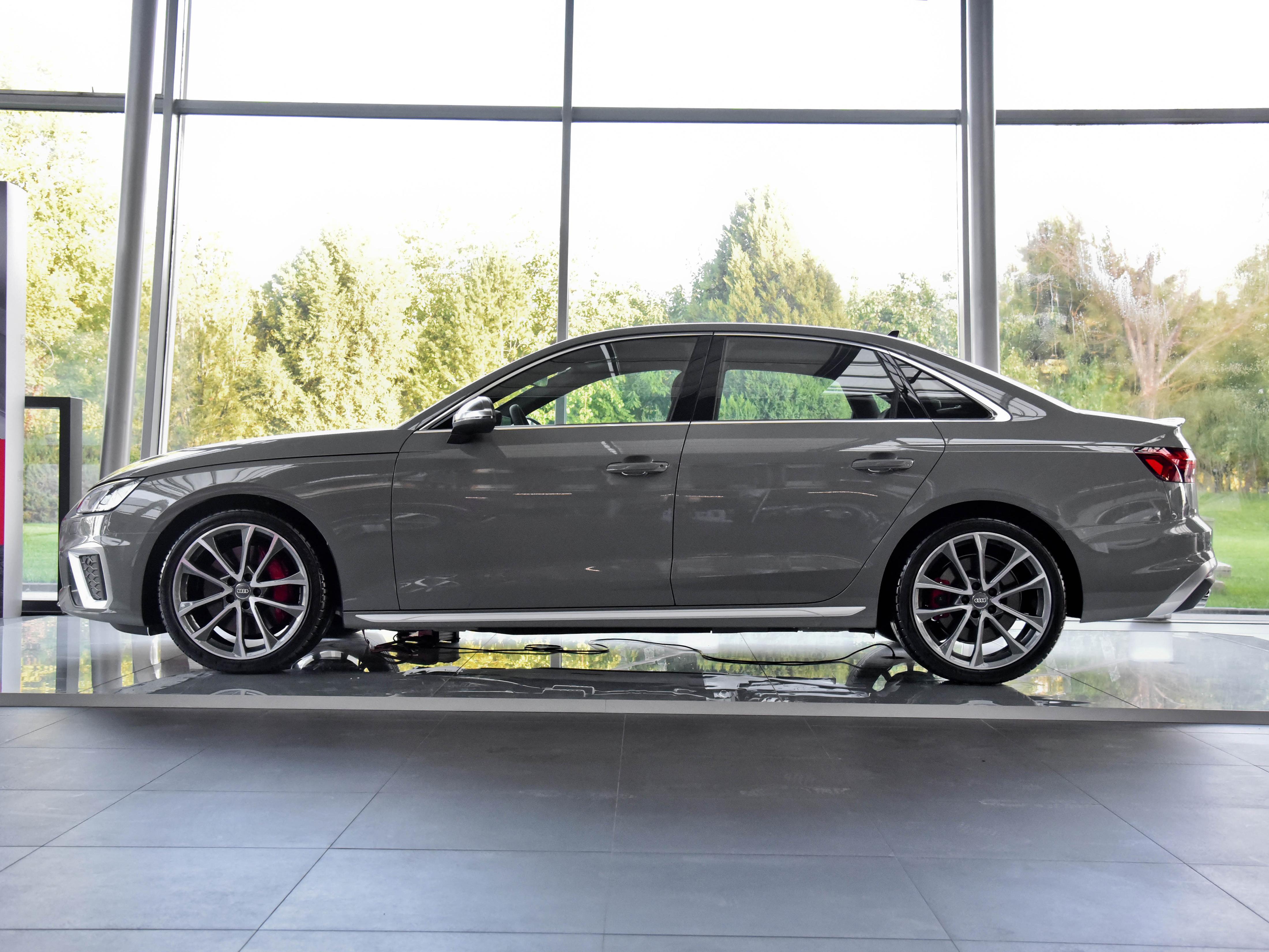 时尚潮流的中型车，3.0V6，原装进口，实拍奥迪S4