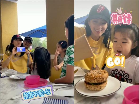 章子怡带女儿去打疫苗，醒醒肉嘟嘟太可爱，打针没哭还微笑太勇敢