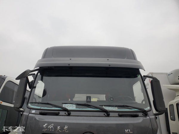 偶遇东风AMT牵引车，裸车价才31万，这配置太值了