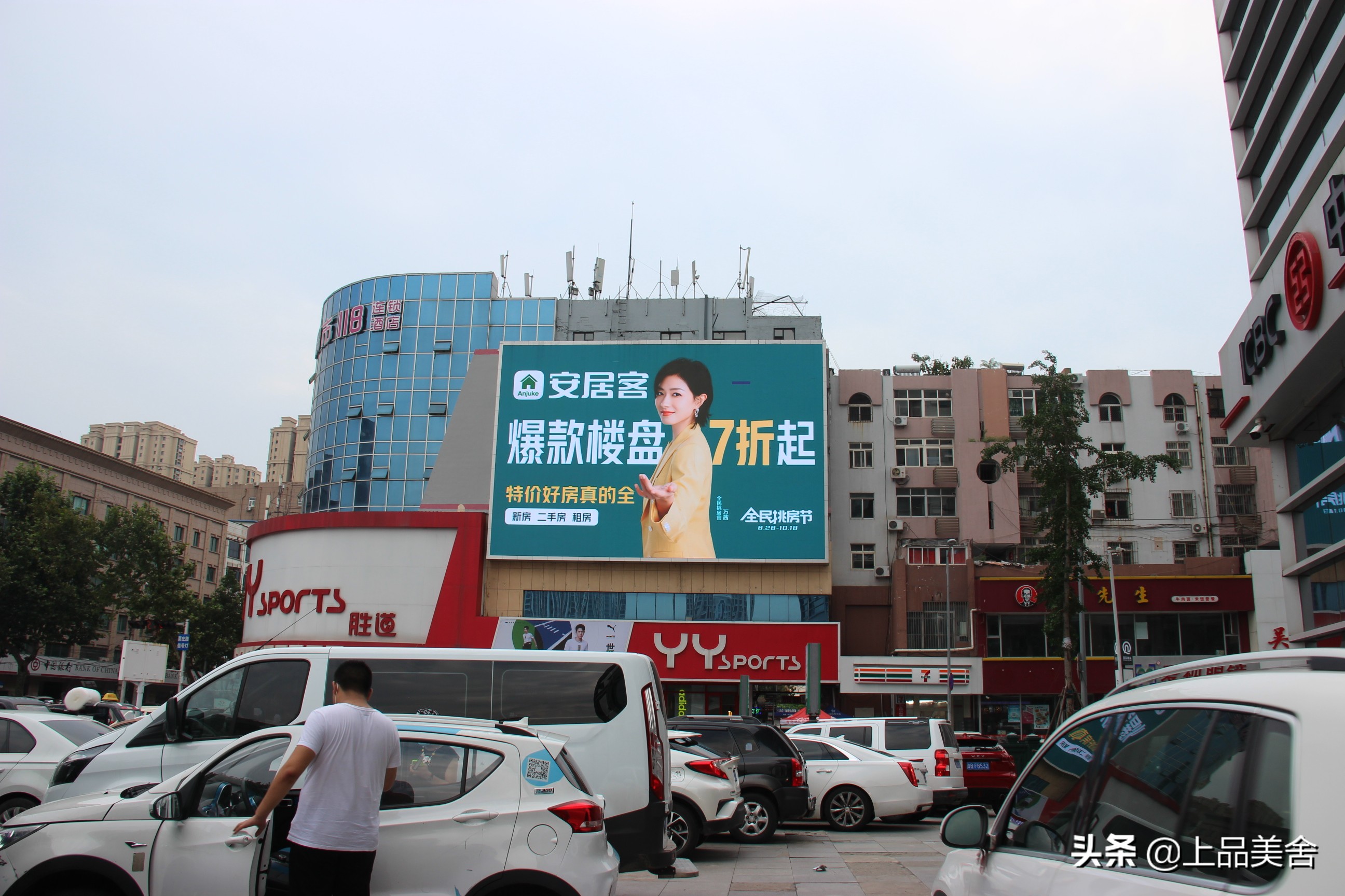 为了住豪宅，他们买下241平三层小别墅，装修效果太好，有诗意