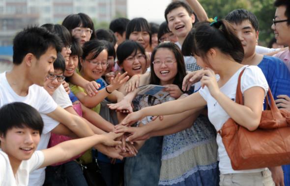 高考生估分420，家长埋怨：天天学到半夜，跟200分的学生抢大专