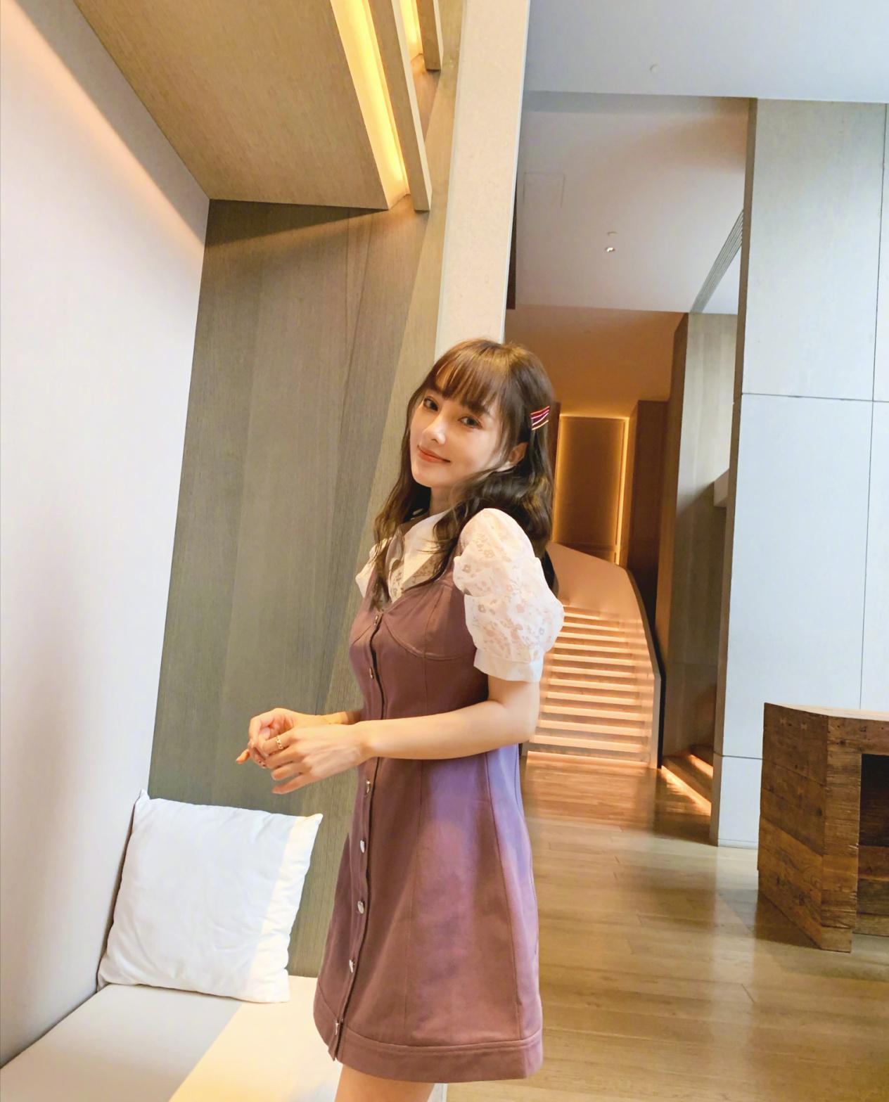 李小璐太会穿了,花衬衣搭配破洞牛仔裤,时尚减龄又显气质 第8张