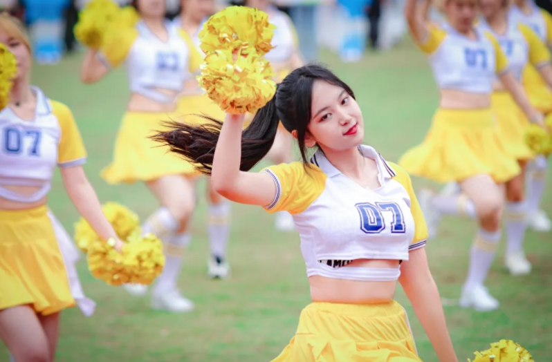 某高校运动会，4位女学生跳热舞，男生称动作不雅引发网友争议