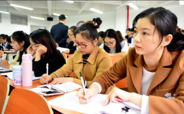 怀孕女教师坚持在校上课，反而遭校长点名批评，原因引人深思