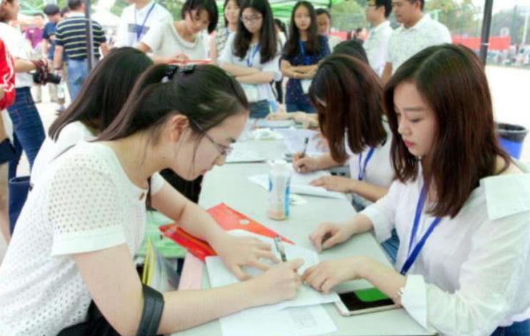 大学生“私下交易”曝光，只顾眼前利益，殊不知影响的是未来