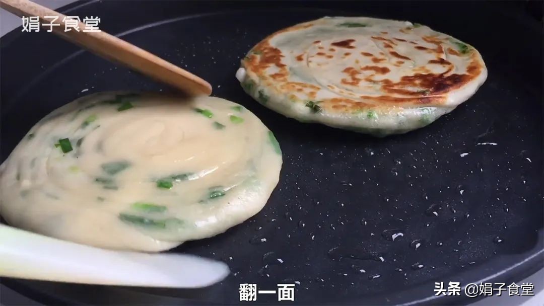 葱油饼的做法（手把手教你外酥里软的葱油饼）