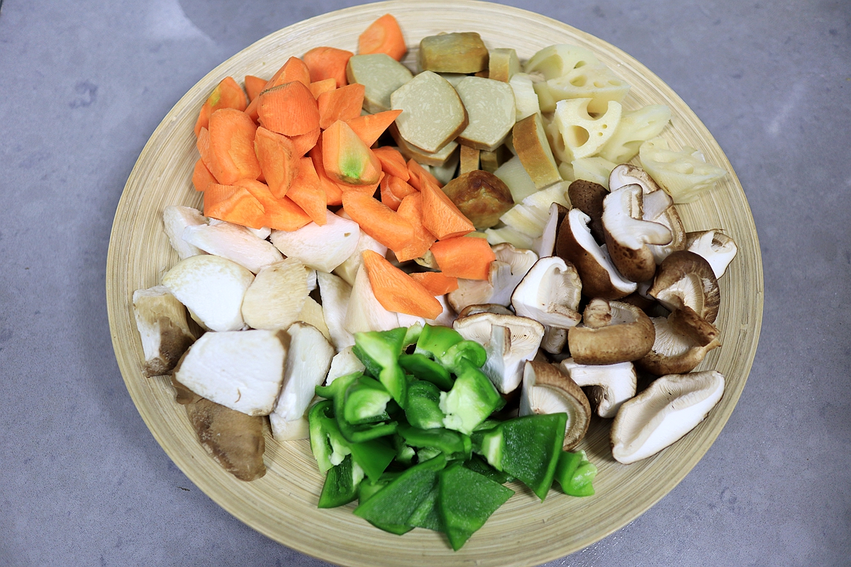 这锅排骨乱炖特适合秋冬，浓香入味料真多，一锅抵4菜真带劲